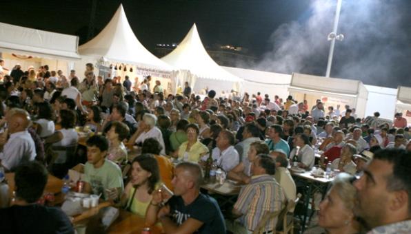 Espectacles eqüestres i lúdics i carrera portant sacs d'avellanes, a Reus per Sant Jaume