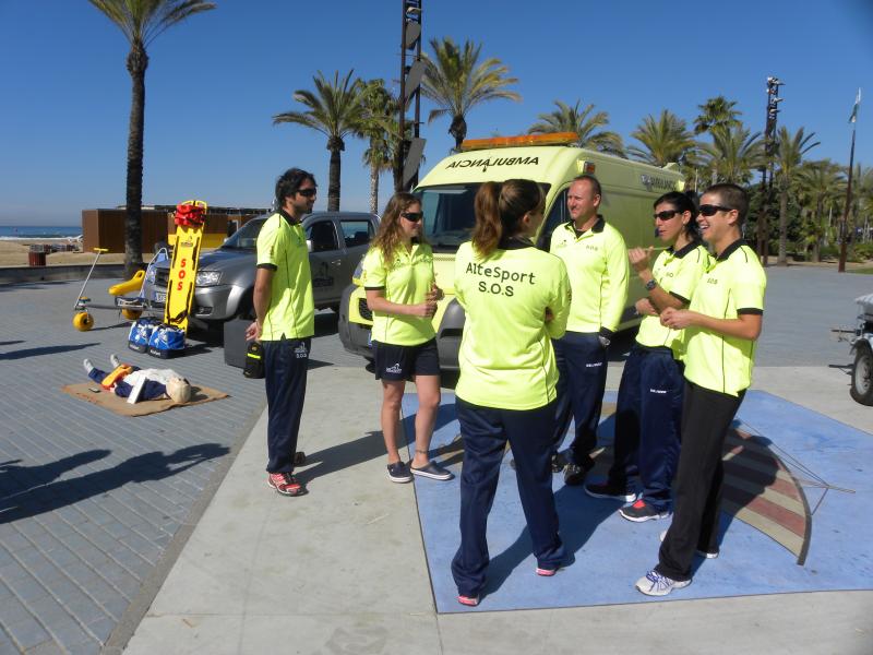 Un grupo de socorristas en la plaza de las C.Aut&oacute;nomas de Salou