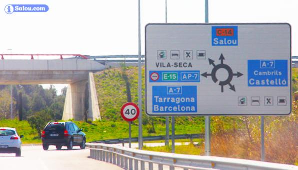 Una de las rotondas de acceso a Salou en la carretera C-14.