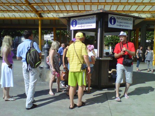 Punto de información turística en la estación de buses de Reus.