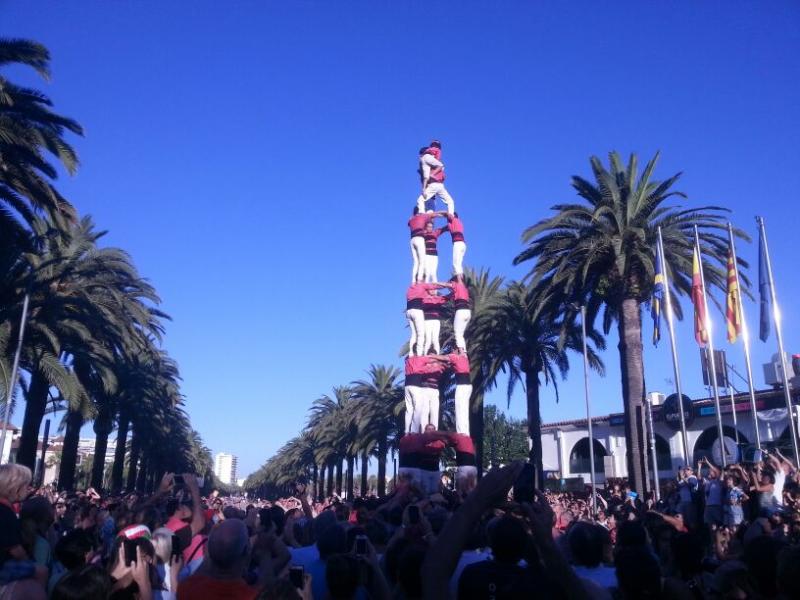 La exhibici&oacute;n castellera de 'la Vella' en el paseo Jaume l. (Sergi V)