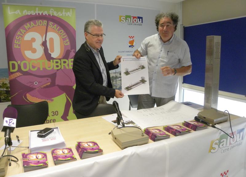 El alcalde y el arquitecto, con la muestra del monumento  aleg&oacute;rico