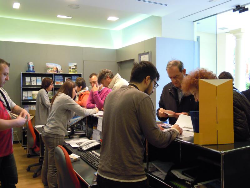 Imagen de la atenci&oacute;n con informadores en la sede del Chal&eacute; Torremar