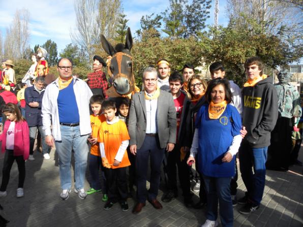 L'alcalde de Salou amb els portants de la Mulassa de Salou