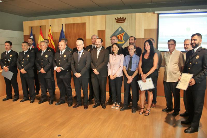 Persones distinguides en la celebraci&oacute; del dia de la policia