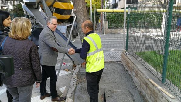 L'alcalde de Salou, Pere Granados, durant al visita d'obres