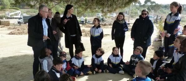 El alcalde y las concejalas con los niños durante la plantada popular