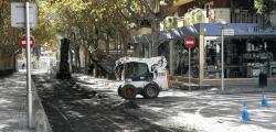 Hands to work with the renewal of the pavement in the streets