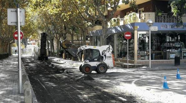 Hands to work with the renewal of the pavement in the streets