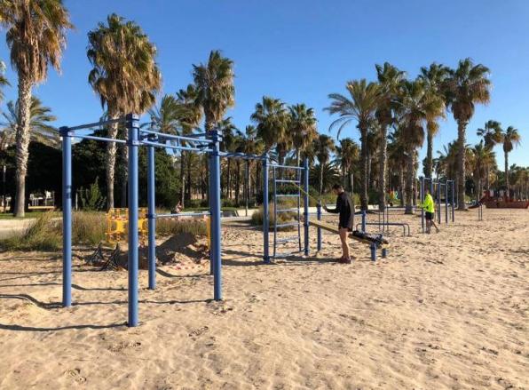The Beach of Llevant premieres devices for calisthenics exercises