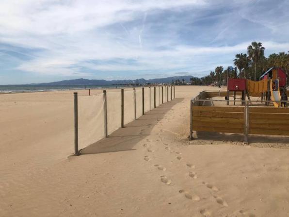 Imatge de les xarxes per a retenir la sorra de les platges de Salou