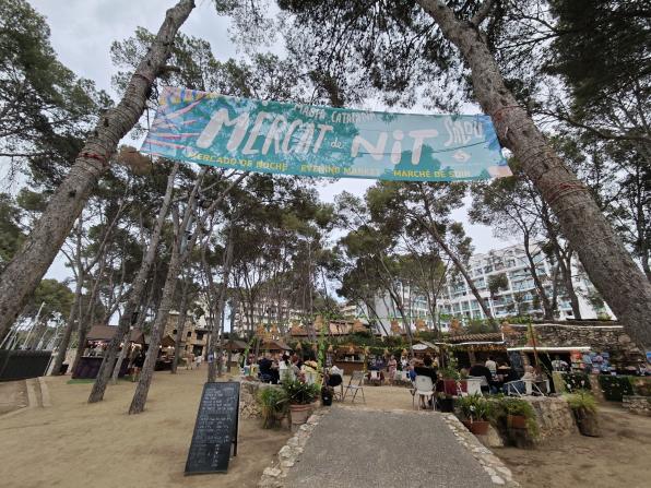 El Mercat de Nit de Salou abre cada día en la Masia Catalana. Cedida