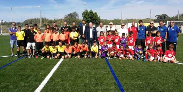 Moment de la inauguració del nou camp de futbol de Salou