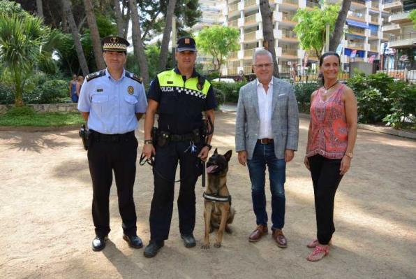 Representants de l'Ajuntament de Salou amb la unitat canina