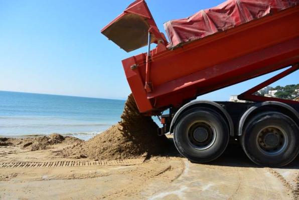 Sand replacement work on the beaches of Salou