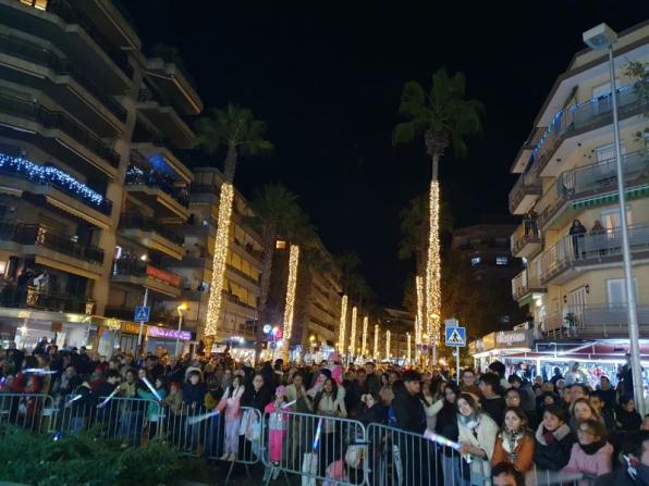 Personas de todas las edades fueron al encendido de luces de Navidad