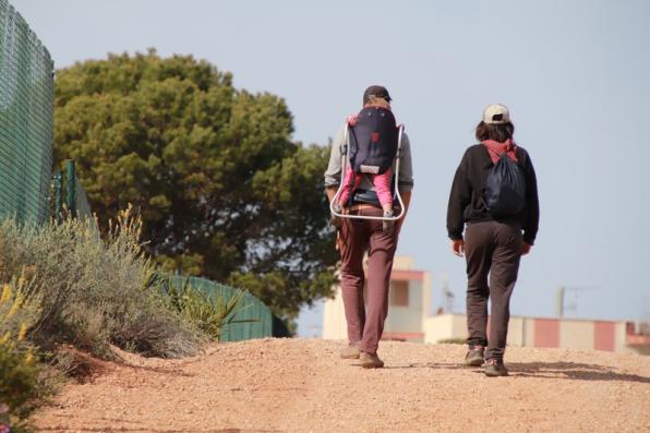 Una pareja con su bebé en el nuevo tramo del Camino de Ronda de Salou