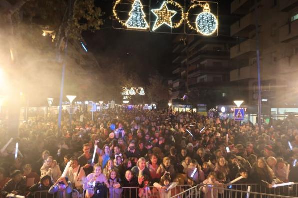 Asistentes al espectáculo de encender las luces de Navidad en Salou