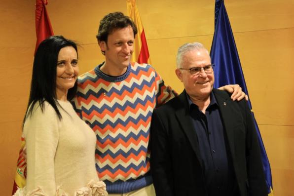Edu Soto con el alcalde y la concejal de Fiestas de Salou