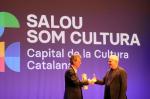El alcalde de Salou con el testigo de Capital de la Cultura Catalana 