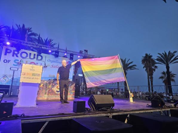 Pere Granados posa la bandera irisada a l'escenari Proud of Salou