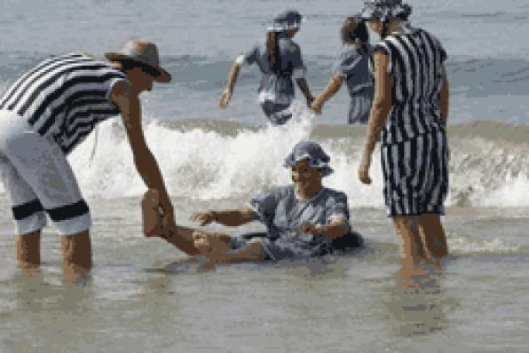 Las playas de Salou rememoran los baños de principios del siglo XX