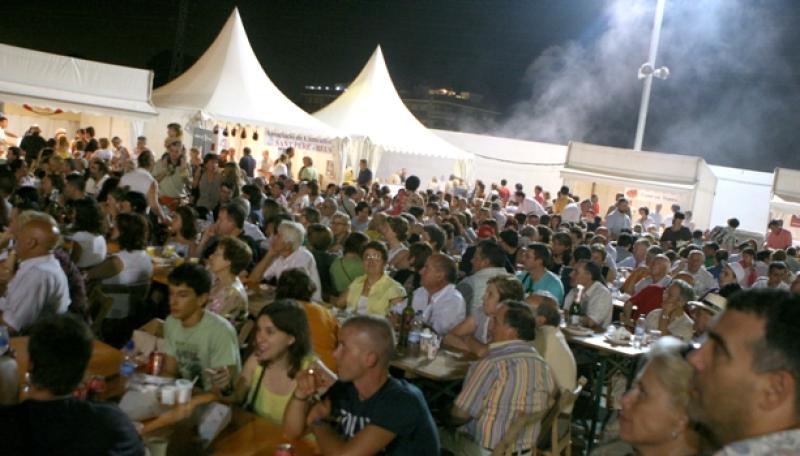 Espectacles eq&uuml;estres i l&uacute;dics i carrera portant sacs d'avellanes, a Reus per Sant Jaume