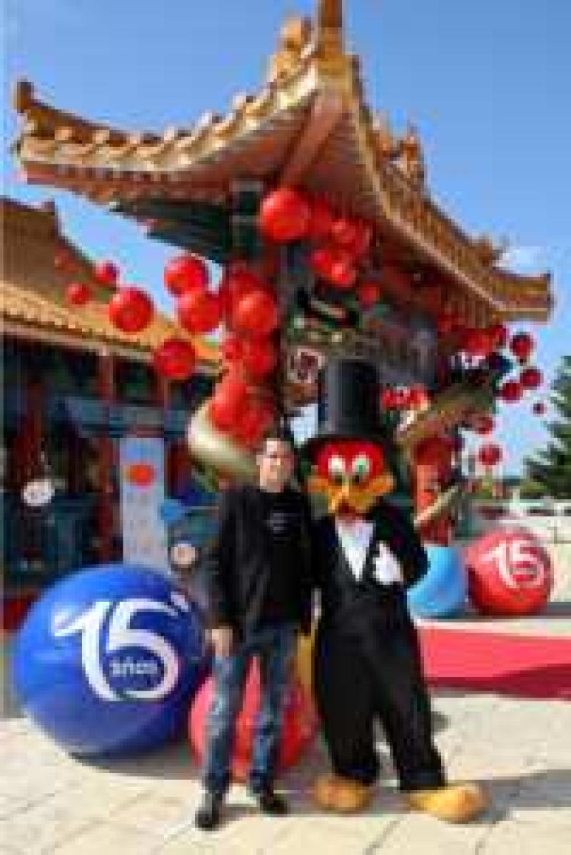 Cesc F&agrave;bregas celebra a Port Aventura el 15 aniversari del parc tem&agrave;tic