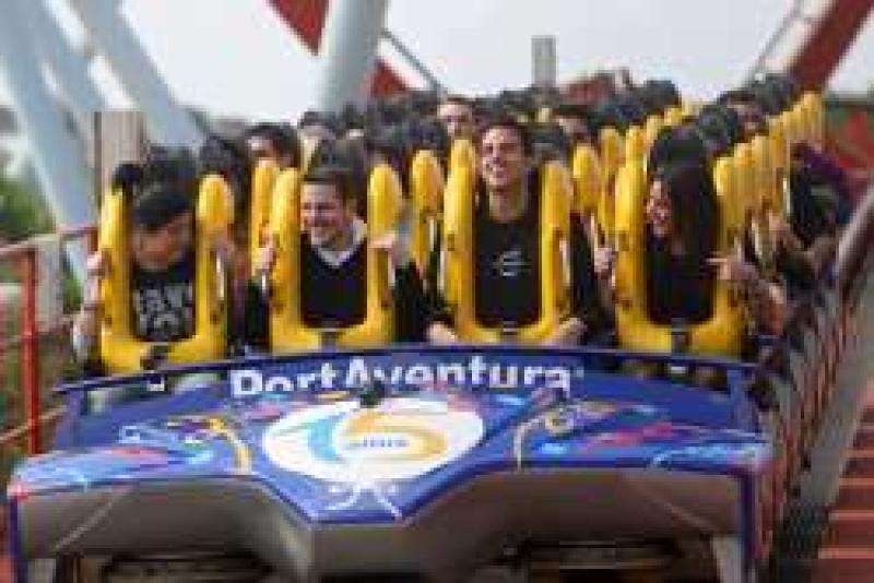 Cesc F&agrave;bregas celebra en Portaventura el 15 aniversario del  parque tem&aacute;tico 2