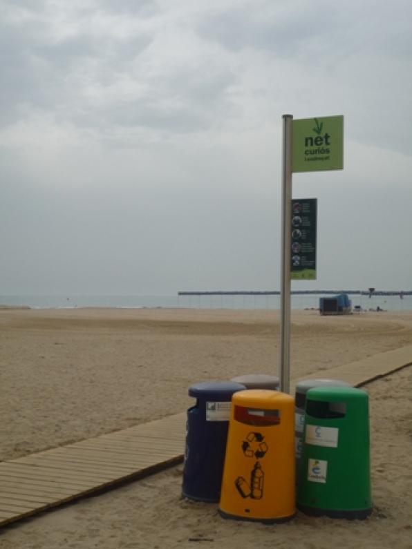 Cambrils explained bathers the importance of blue flags on the beaches