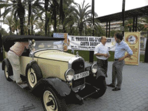 Un centenar de coches clásicos llenarán las calles de Salou este domingo