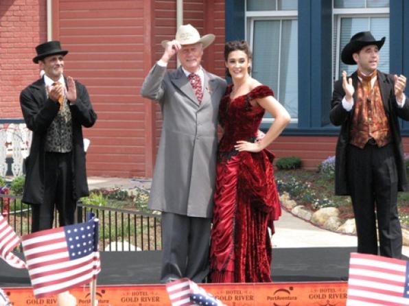 Larry Hagman (JR de Dallas) y Vicky Martin Berrocal inauguran el Hotel Gold River de PortAventura