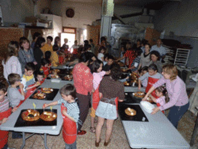 Children in Vandell&ograve;s and Hospitalet de l'Infant make their own monas
