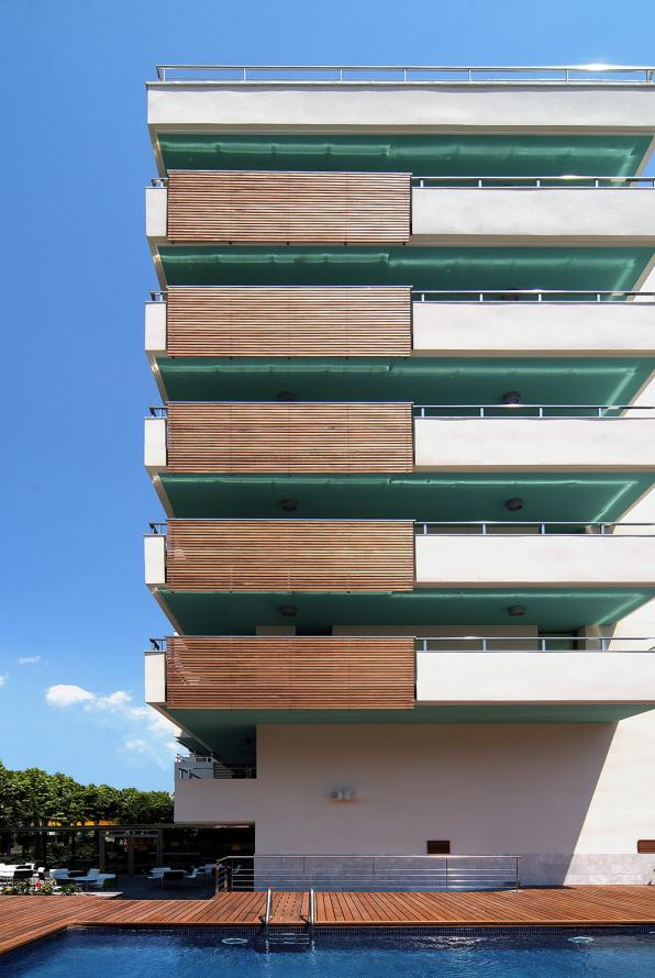 Facade of Magnolia Hotel in Salou from the pool