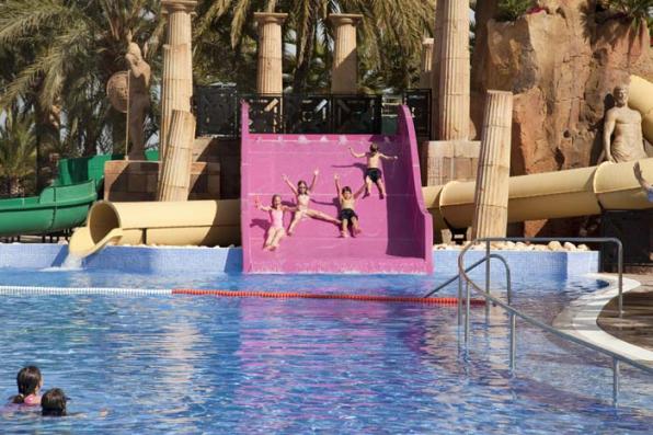 Tobogan de la piscina del Càmping Sangulí de Salou. 2