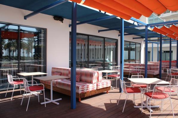 Arena Tapas Restaurante tiene una amplia terraza al paseo marítimo