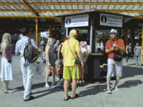 Reus installs a new tourist information point at the bus station